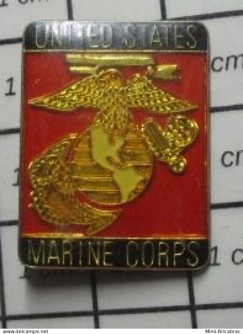 1618a Pin's Pins / Beau Et Rare /  MILITARIA / EMBLEME DES US MARINES AIGLE ANCRE DE MARINE ET GLOBE METAL JAUNE - Armee