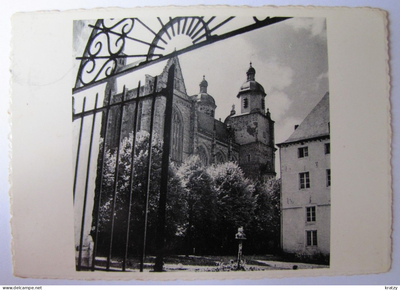 BELGIQUE - LUXEMBOURG - SAINT-HUBERT - La Basilique Vue De La Cour De L'E.E.E. - Saint-Hubert