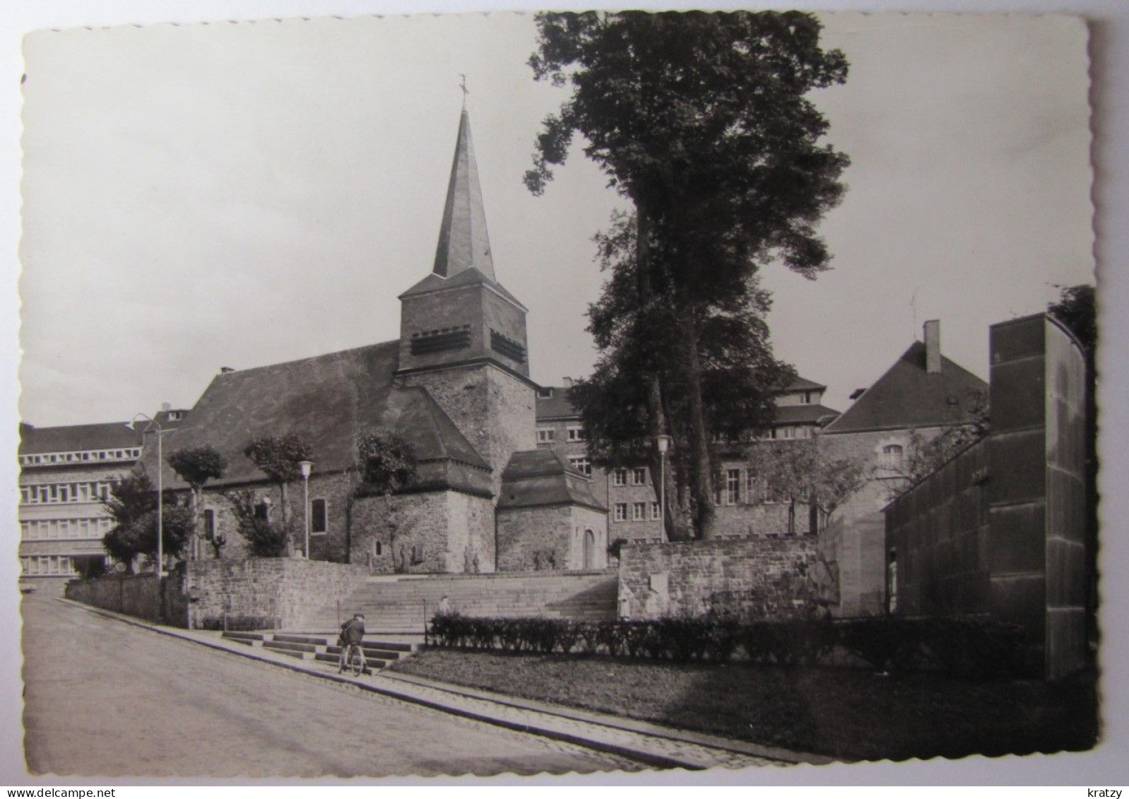 BELGIQUE - LUXEMBOURG - SAINT-HUBERT - L'Eglise Saint-Gilles Et Le Monument Aux Morts - Saint-Hubert