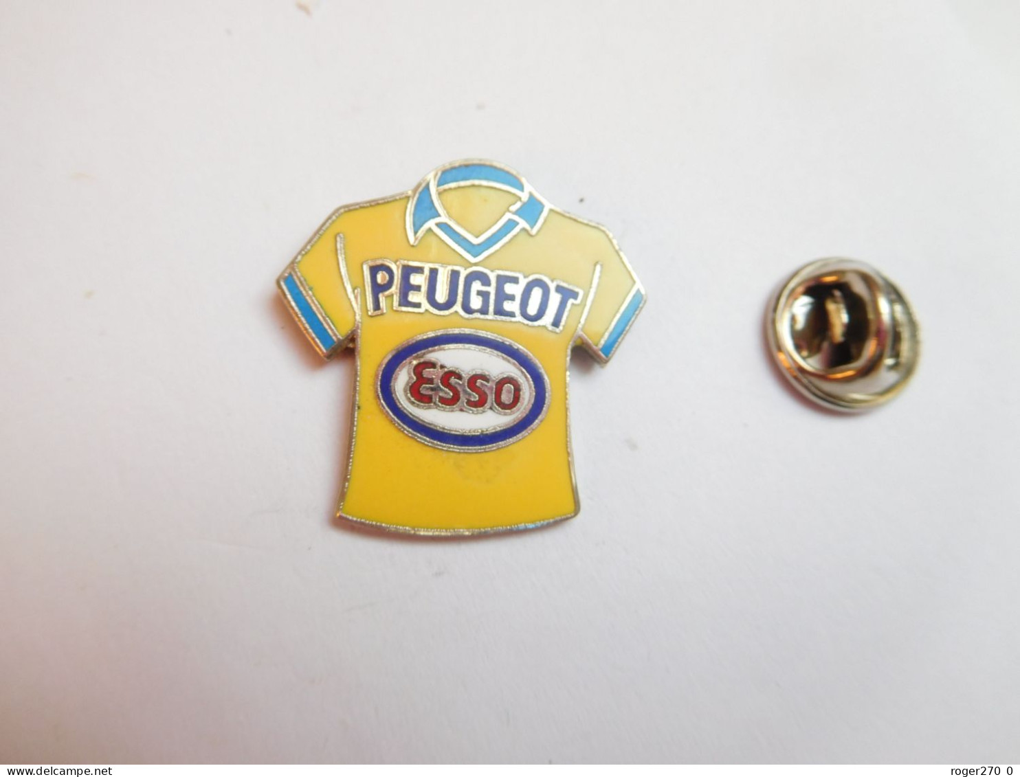 Beau Pin's En EGF , Auto Peugeot , ESSO , Maillot Football , Signé Démons & Merveilles - Peugeot