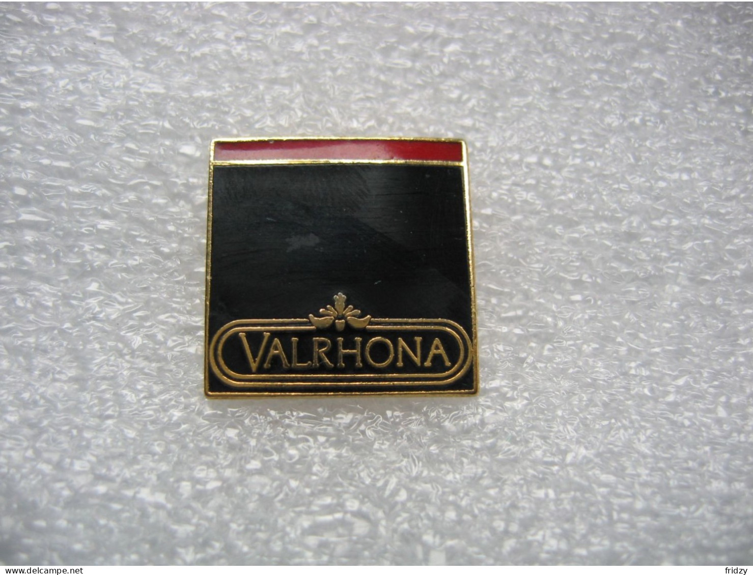 Pin's Valrhona, Entreprise De Transformation Du Cacao Fondée En 1922 Située à Tain-l'Hermitage (Groupe Savencia) - Alimentation