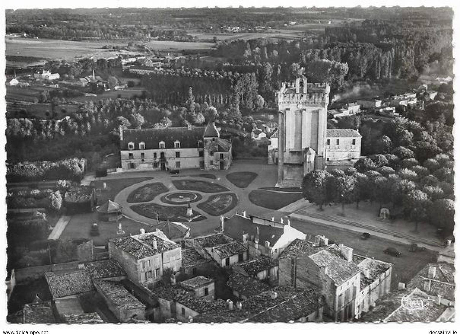 PONS - Vue Aérienne Sur Le Donjon Et Les Jardins - Pons