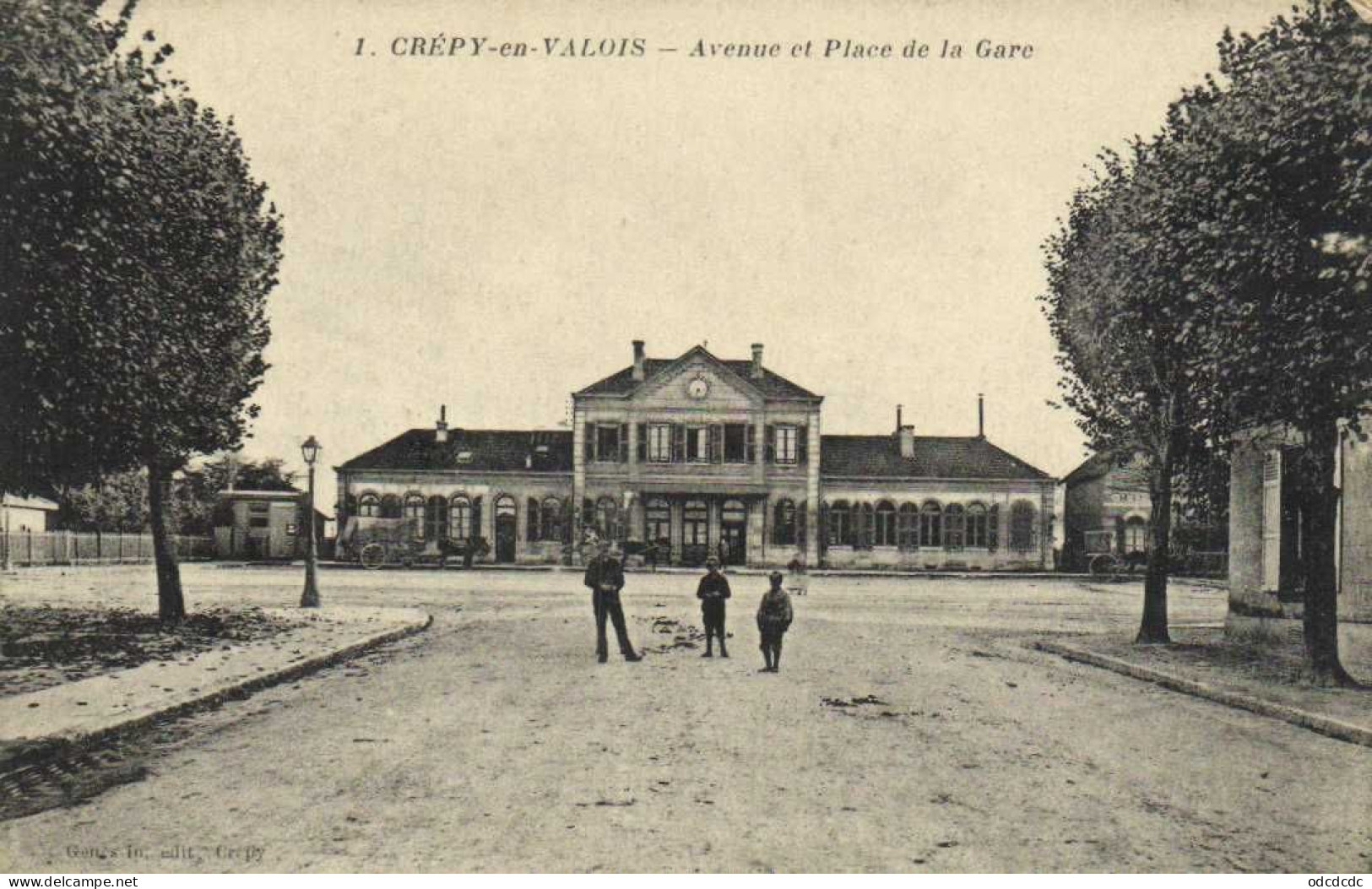CREPY En VALOIS Avenue Et Place De La Gare Animée RV - Crepy En Valois