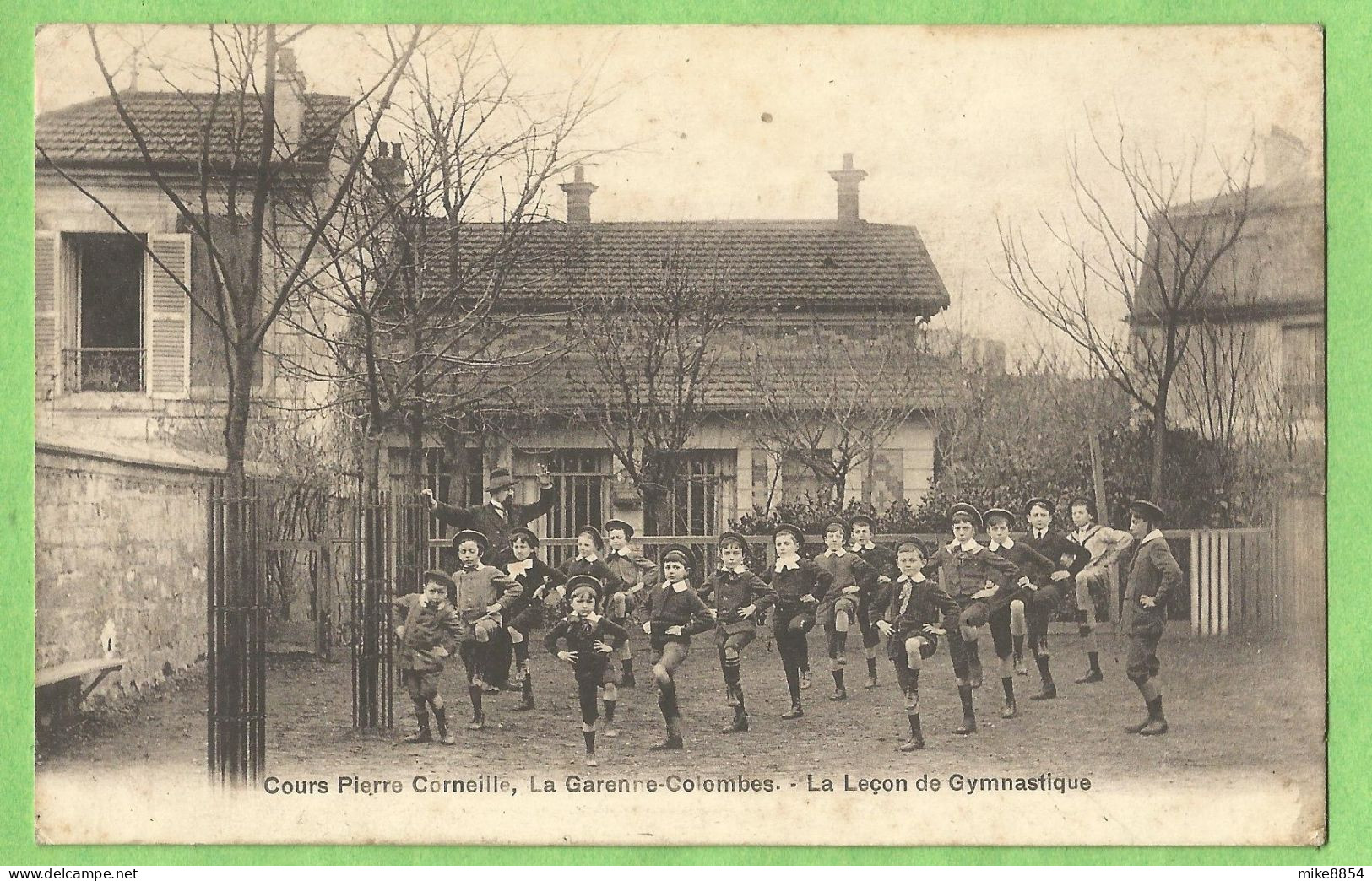 A179  CPA  LA GARENNE-COLOMBES  (Seine)  Cours Pierre Corneille - La Leçon De Gymnastique - Jeunes Garçons   ++++ - La Garenne Colombes