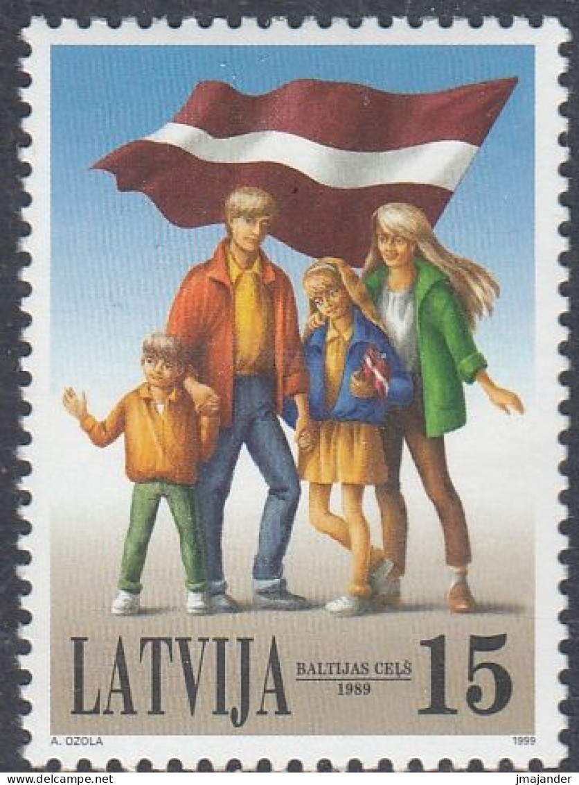 Latvia 1999 -  The 10th Anniversary Of The Baltic Chain: Family With Flag - Mi 506 ** MNH [1838] - Lettonie