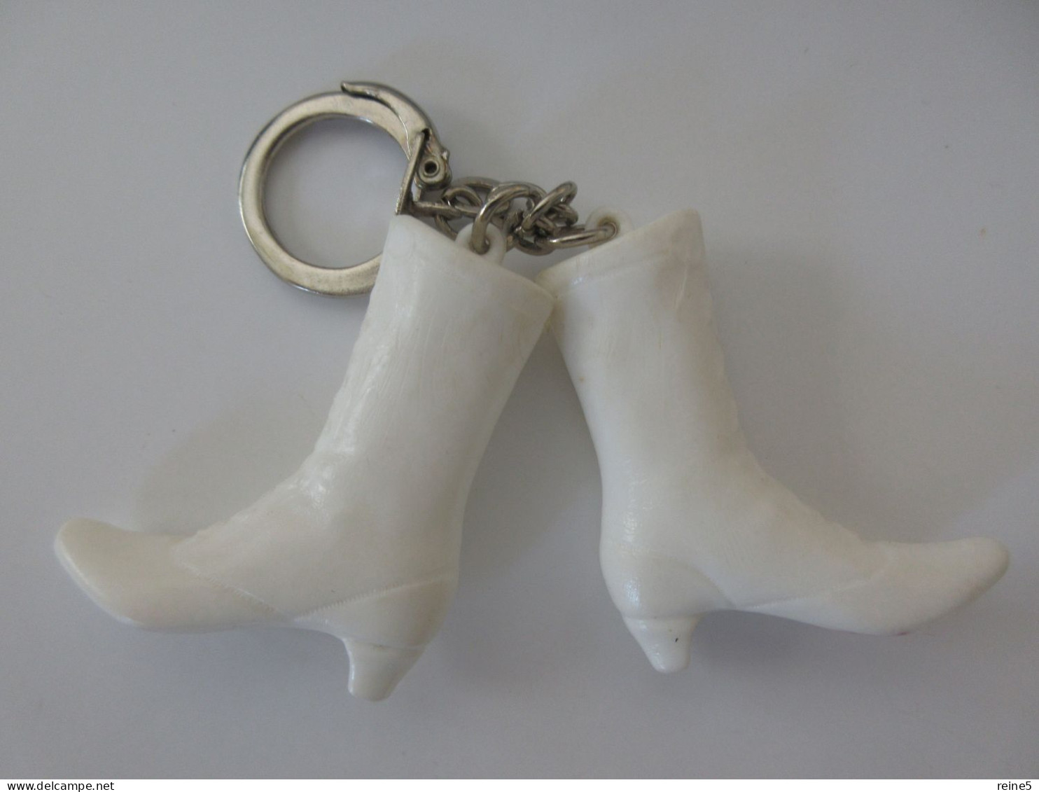 PORTE CLE PAIRE DE BOTTES BLANCHES >> PC En PLASTIQUE => VINTAGE ANNEES 60 -BON ETAT >> REF LEXAR-E-6118 - Porte-clefs