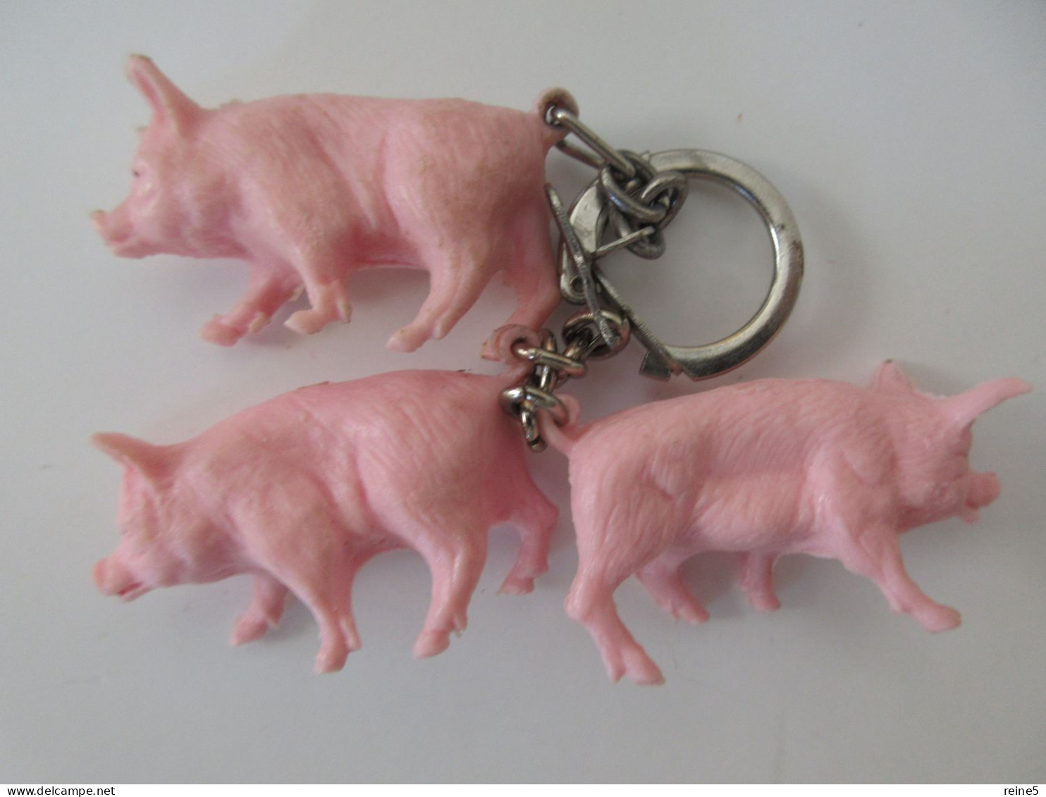 PC MELLI  LES 3 PETITS COCHONS >> PC PLASTIQUE => VINTAGE ANNEES 60 -BON ETAT >> REF LEXAR-E-6154 - Porte-clefs