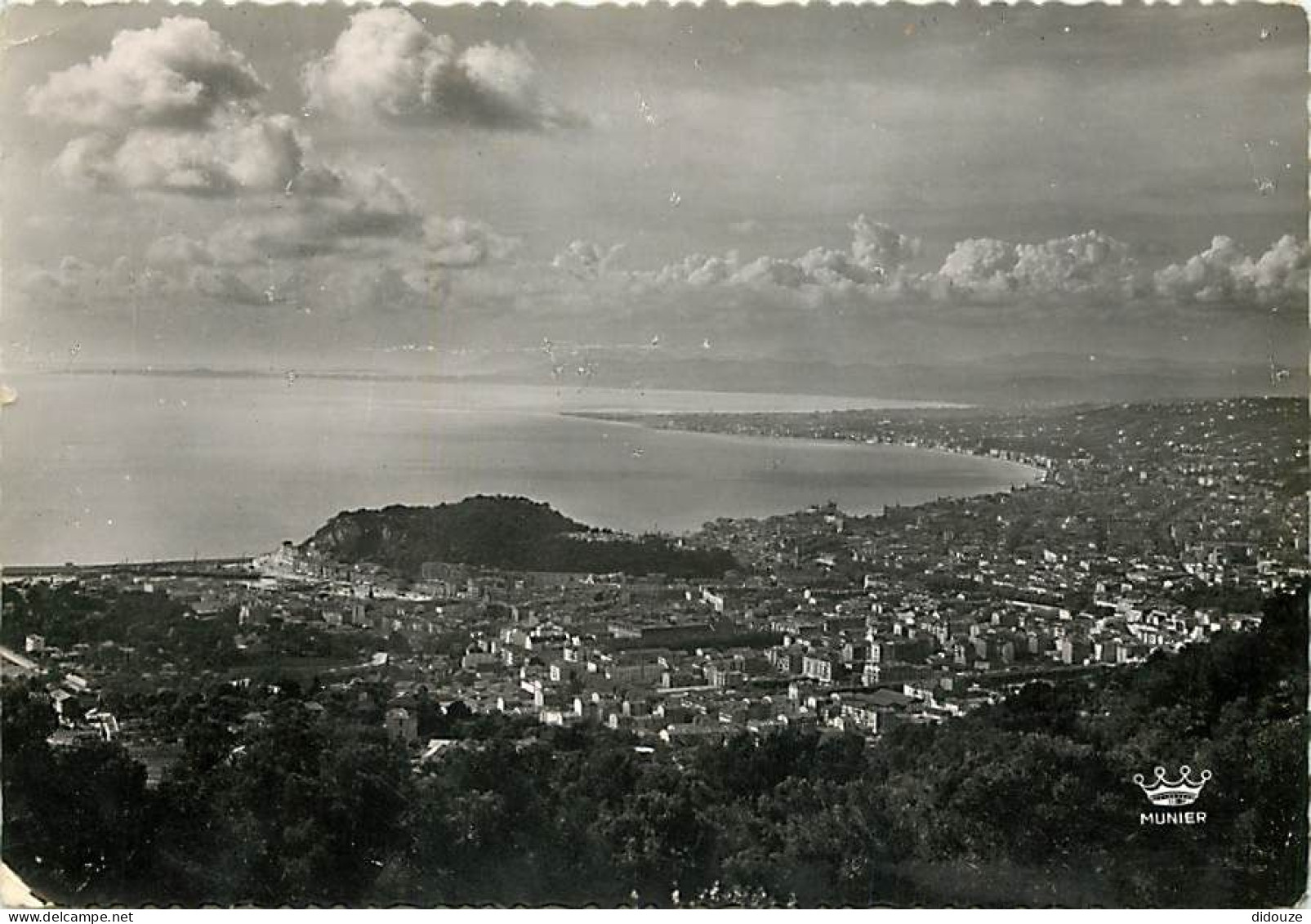 06 - Nice - Vue Générale Aérienne Et La Baie Des Anges - Carte Dentelée - CPSM Grand Format - Etat Coin Abimé - Voir Sca - Mehransichten, Panoramakarten