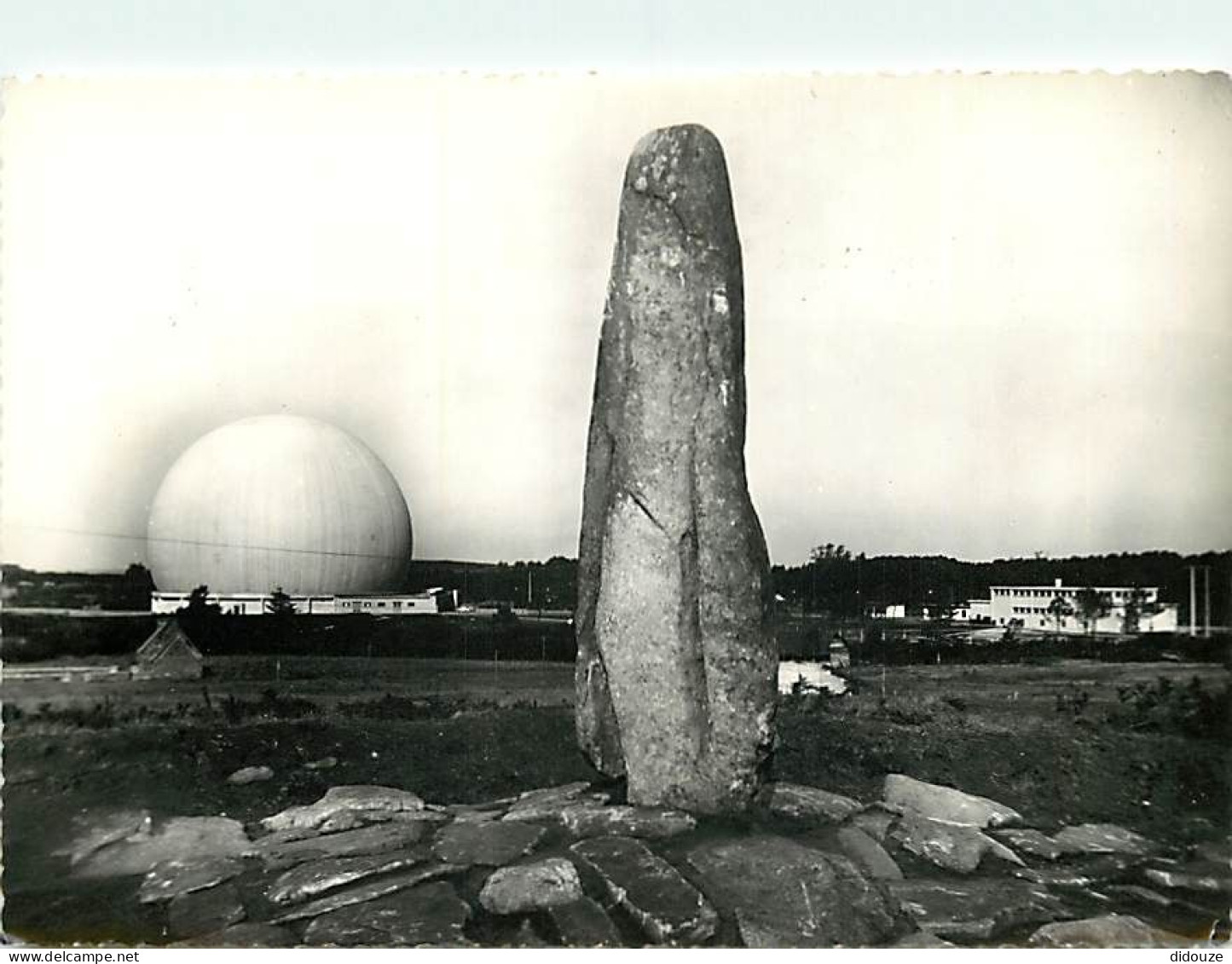 22 - Pleumeur-Bodou - La Station Spatiale - Le Radome Et Le Menhir - Mention Photographie Véritable - CPSM Grand Format  - Pleumeur-Bodou