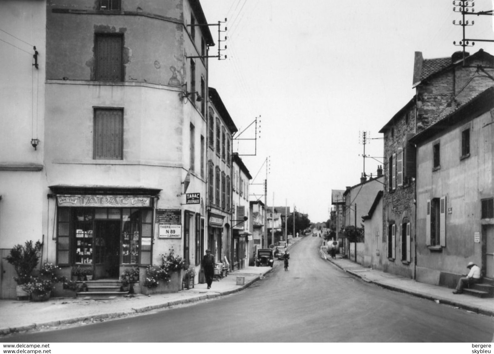 63. CPSM - LEZOUX - Rue Saint Taurin - Tabac Journaux - Voitures Anciennes - - Lezoux