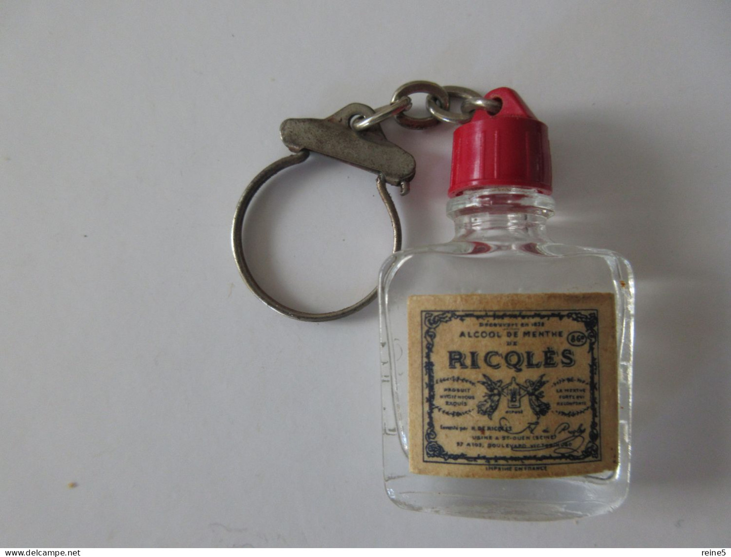 RICQLES ALCOOL DE MENTHE VINTAGE >> BOUTEILLE En 3D  -BON ETAT >> REF LEXAR-E-6034 - Porte-clefs