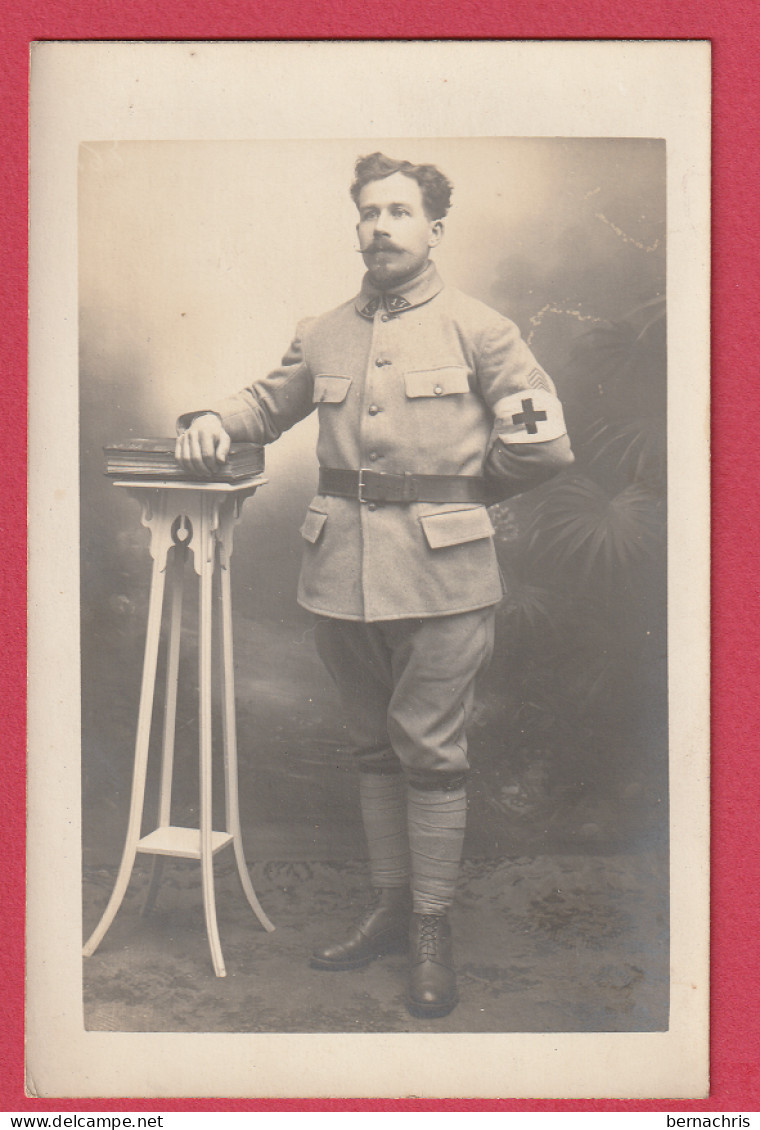 Carte Photo Soldat Du 17 Rgt Avec Brassard Croix Rouge - Andere & Zonder Classificatie