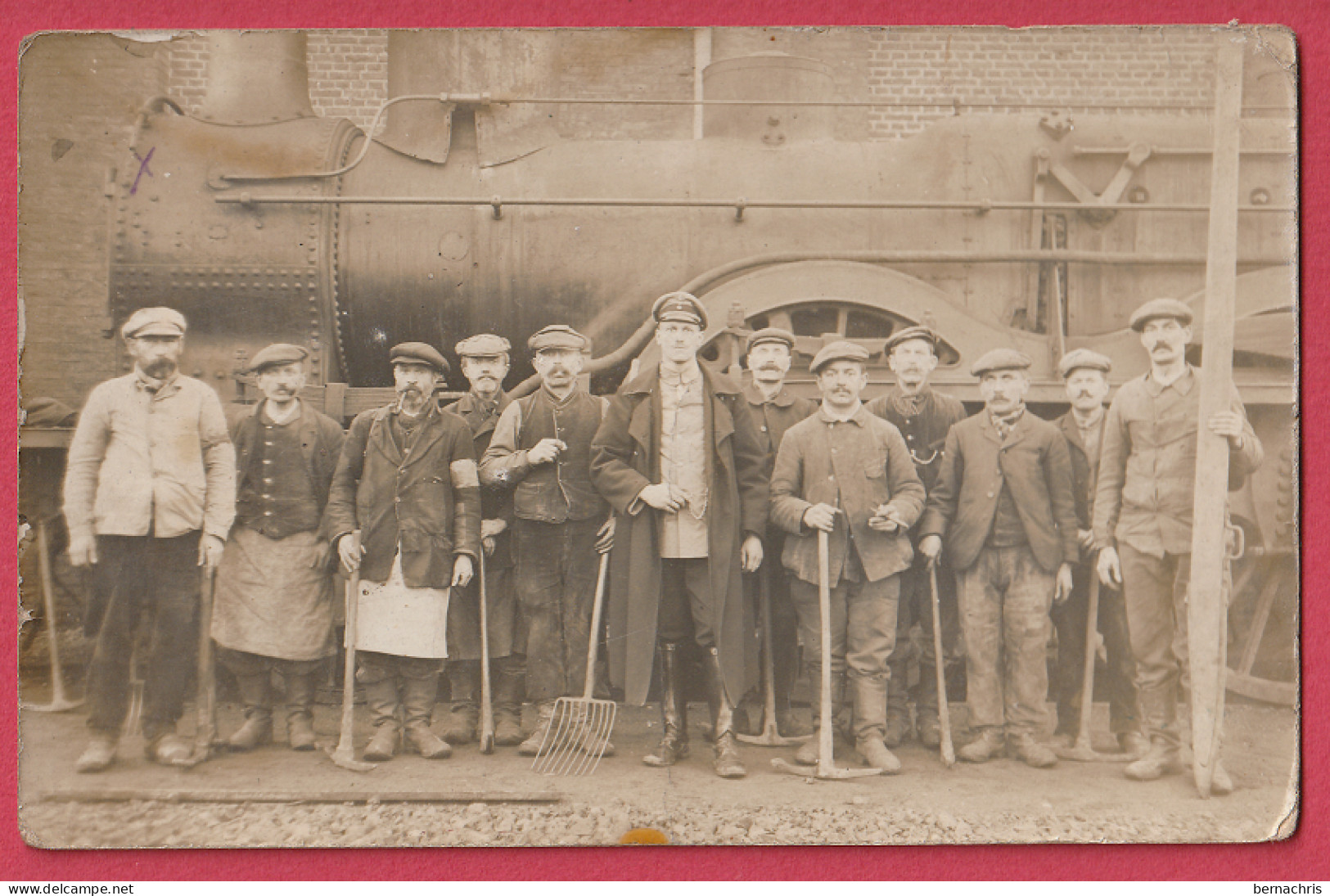 Carte Photo Ouvriers Et Soldat Allemand Devant Une Locomotive - Autres & Non Classés