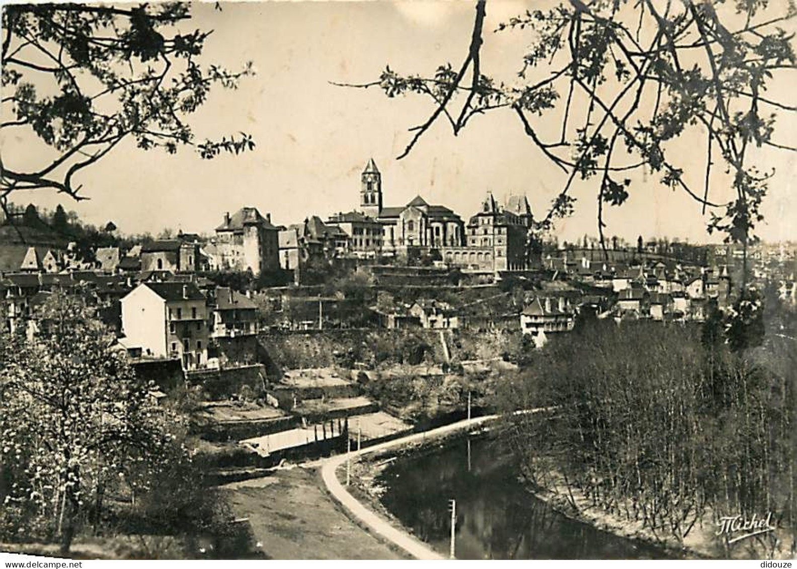 19 - Uzerche - Vue Générale Prise De La Pomme - Carte Dentelée - CPSM Grand Format - Voir Scans Recto-Verso - Uzerche