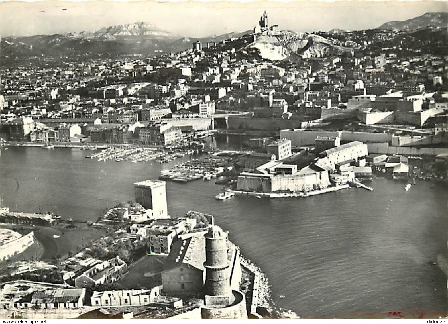 13 - Marseille - Vue Aérienne De L'entrée Du Vieux Port Avec Les Forts Saint-Jean Et Saint-Nicolas - Dans Le Fond, Basil - Vieux Port, Saint Victor, Le Panier