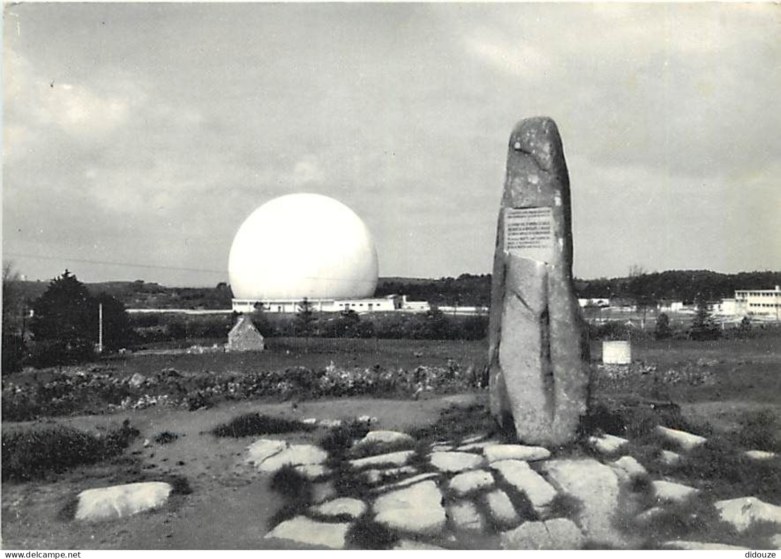 22 - Pleumeur-Bodou - La Station Spatiale - Le Radome Et Le Menhir - CPSM Grand Format - Carte Neuve - Voir Scans Recto- - Pleumeur-Bodou