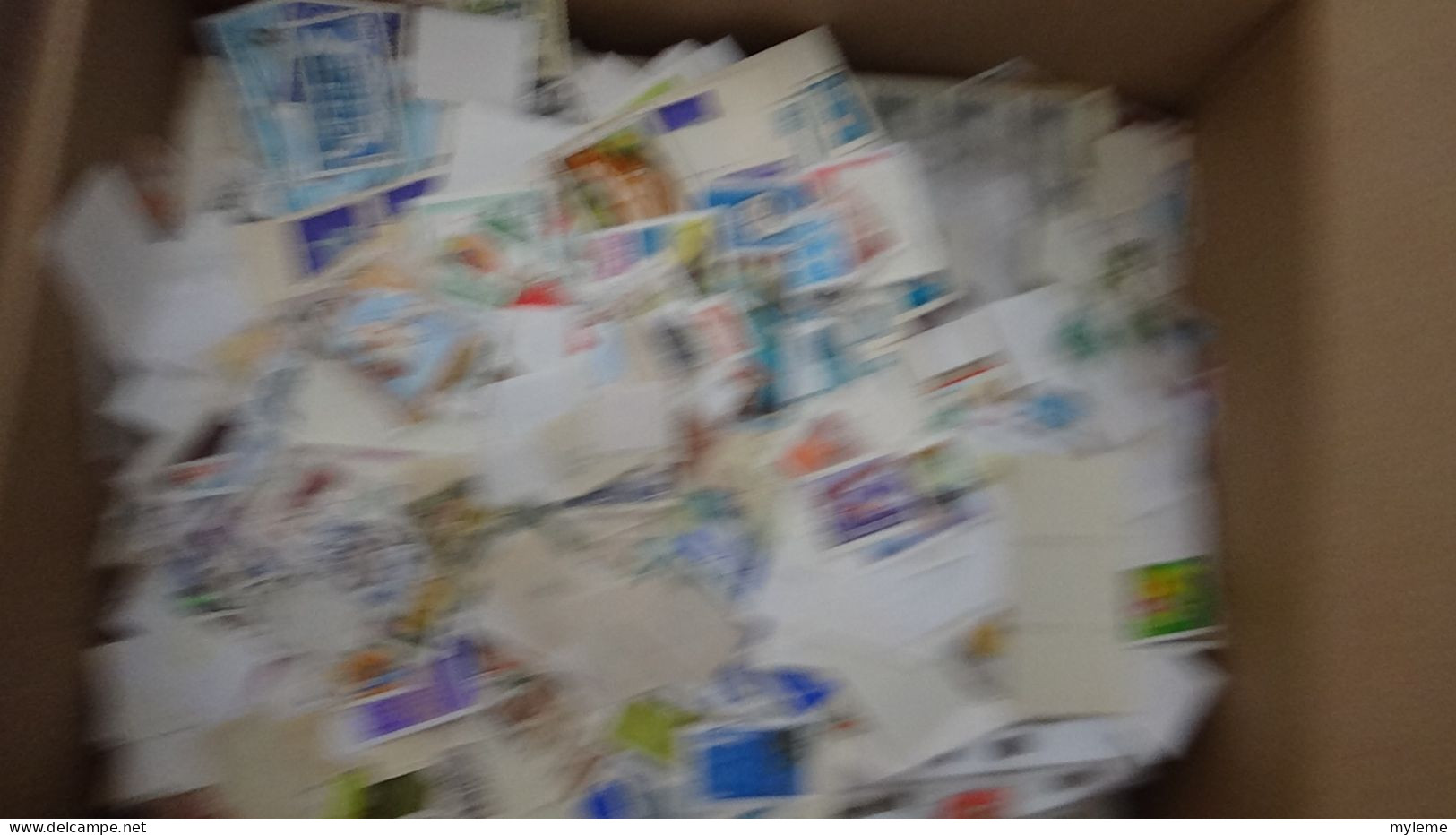 BC000 Carton  5 kg de timbres et feuilles de divers pays. Du bon temps à passer (toutes les photos ne sont pas prises)