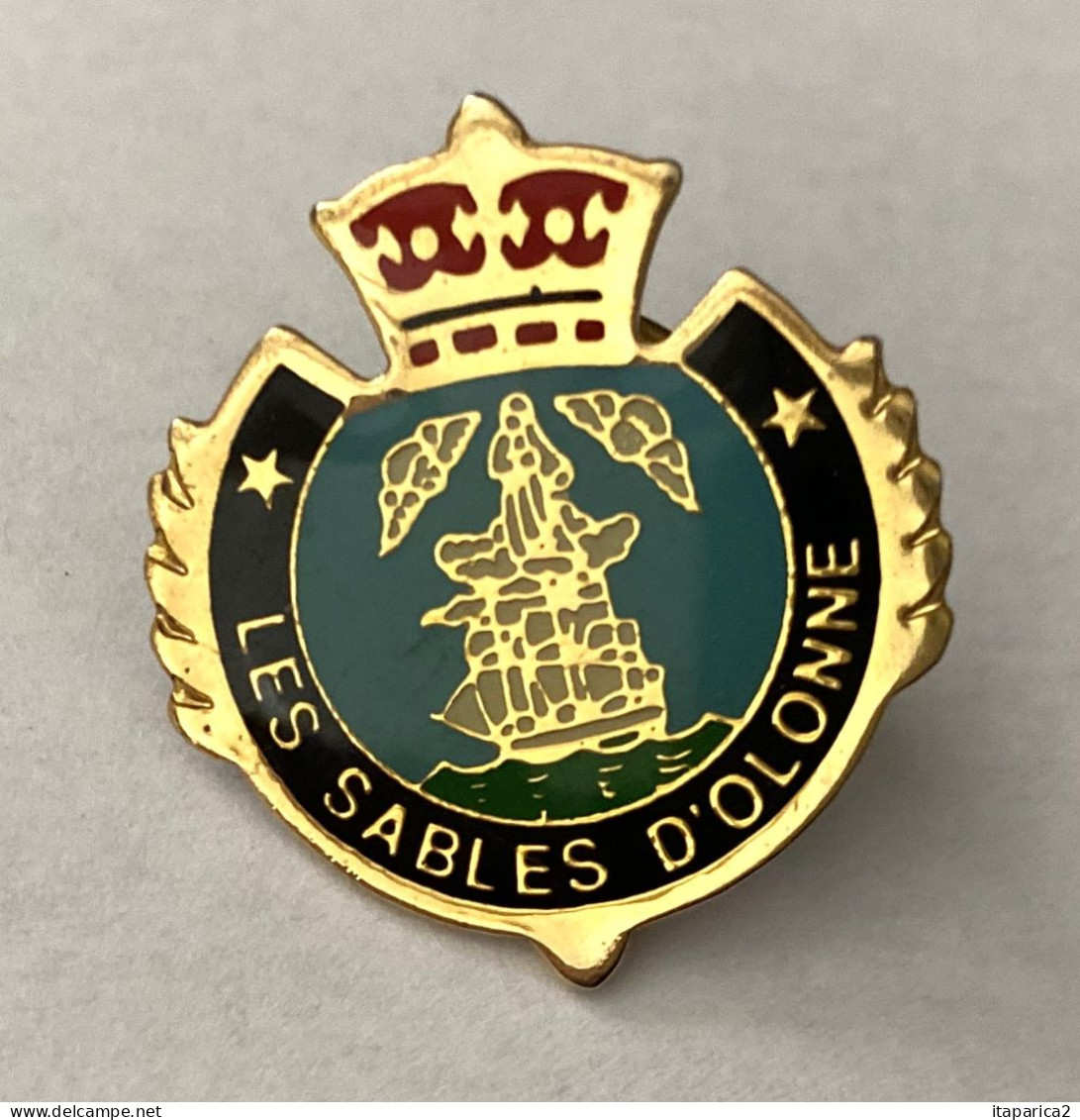 PINS VILLE LES SABLES D'OLONNE CP 85100 VENDEE 85 BLASON COURONNE / 33NAT - Cities