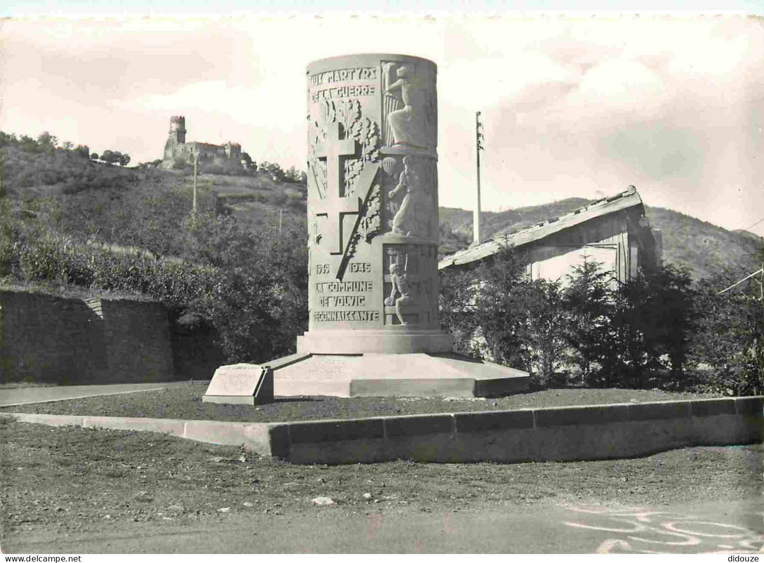 63 - Volvic - Le Monument Aux Morts De 1939-1945 - Carte Dentelée - CPSM Grand Format - Carte Neuve - Voir Scans Recto-V - Volvic