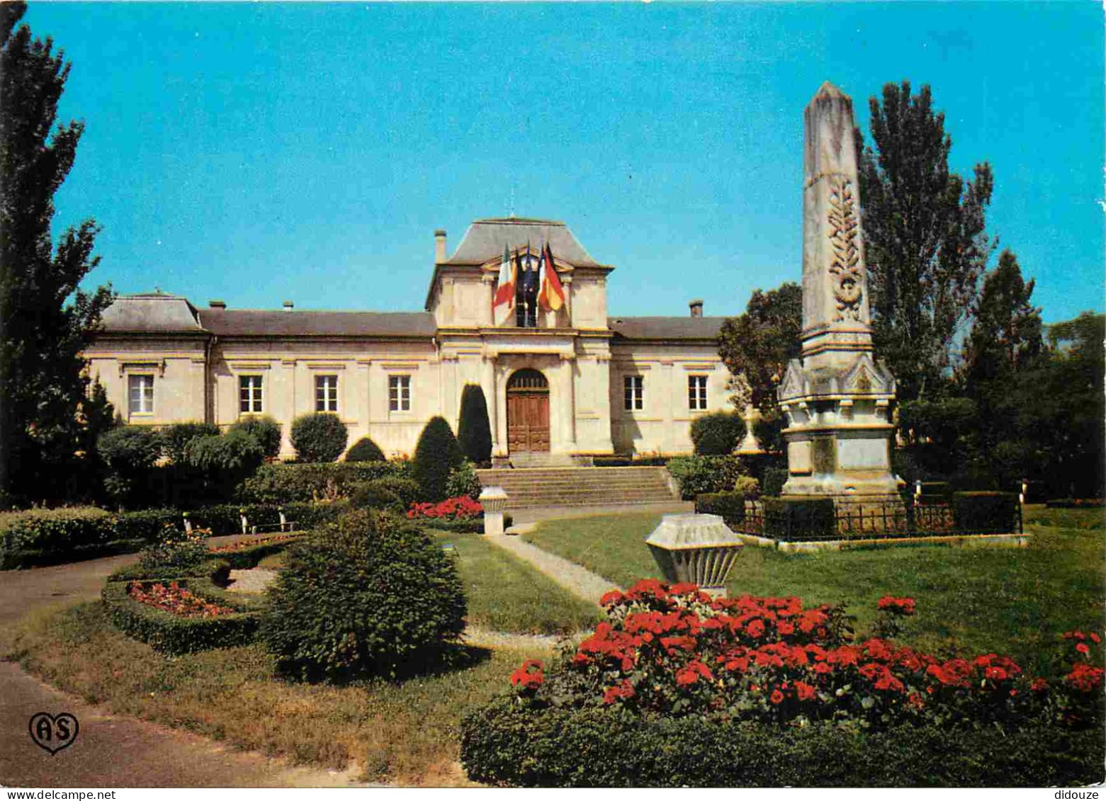 32 - Mirande - Hotel De Ville - Monument Aux Morts - CPM - Voir Scans Recto-Verso - Mirande