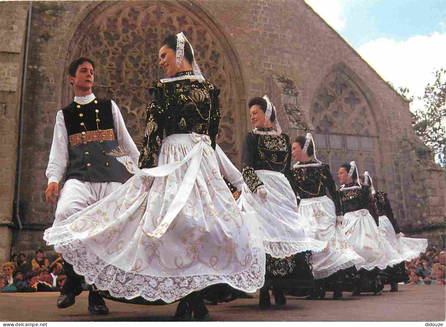 Régions - Bretagne - Folklore - Scènes Et Types - Quimper - Danse Traditionnelle - CPM - Voir Scans Recto-Verso - Bretagne