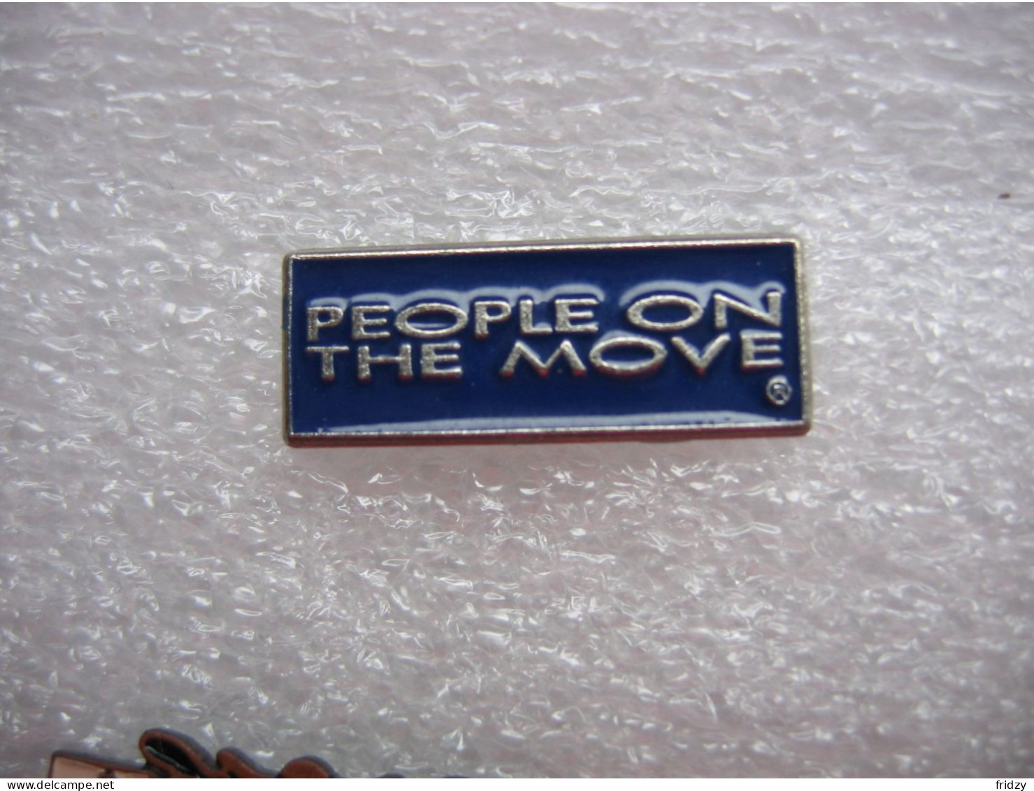 Pin's Logo "People On The Move" - Other & Unclassified