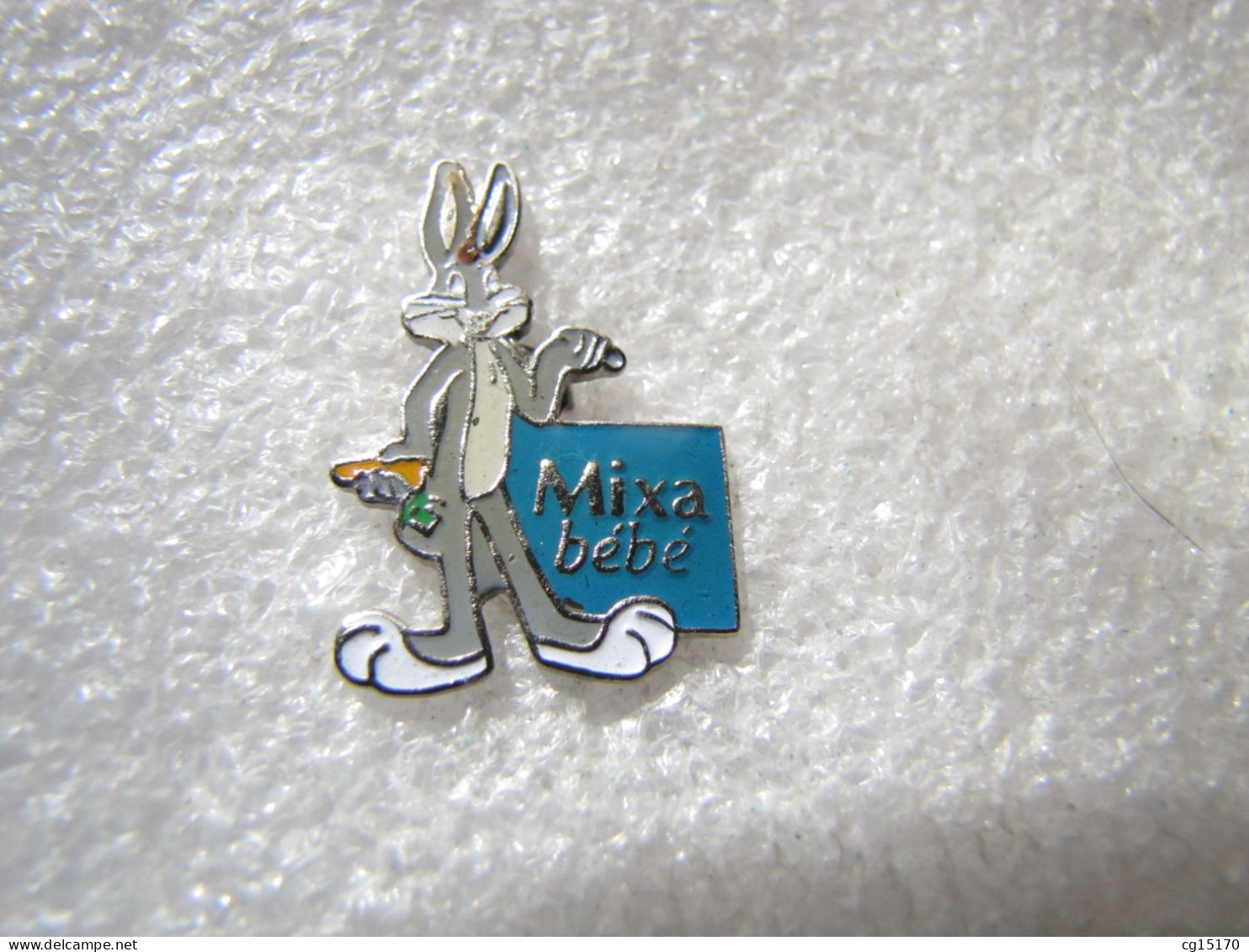 PIN'S    MIXA  BEBE   BUGS  BUNNY    WARNER BROS - Comics