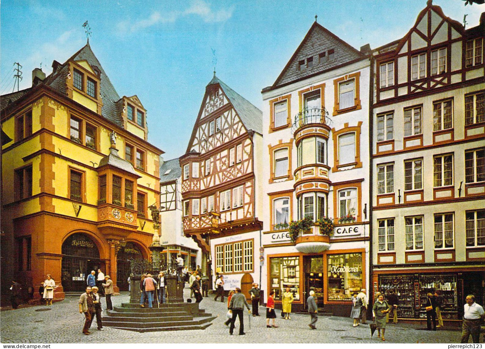 Bernkastel Kues - Place Du Marché Avec La Mairie Et Michaelsbrunnen - Bernkastel-Kues