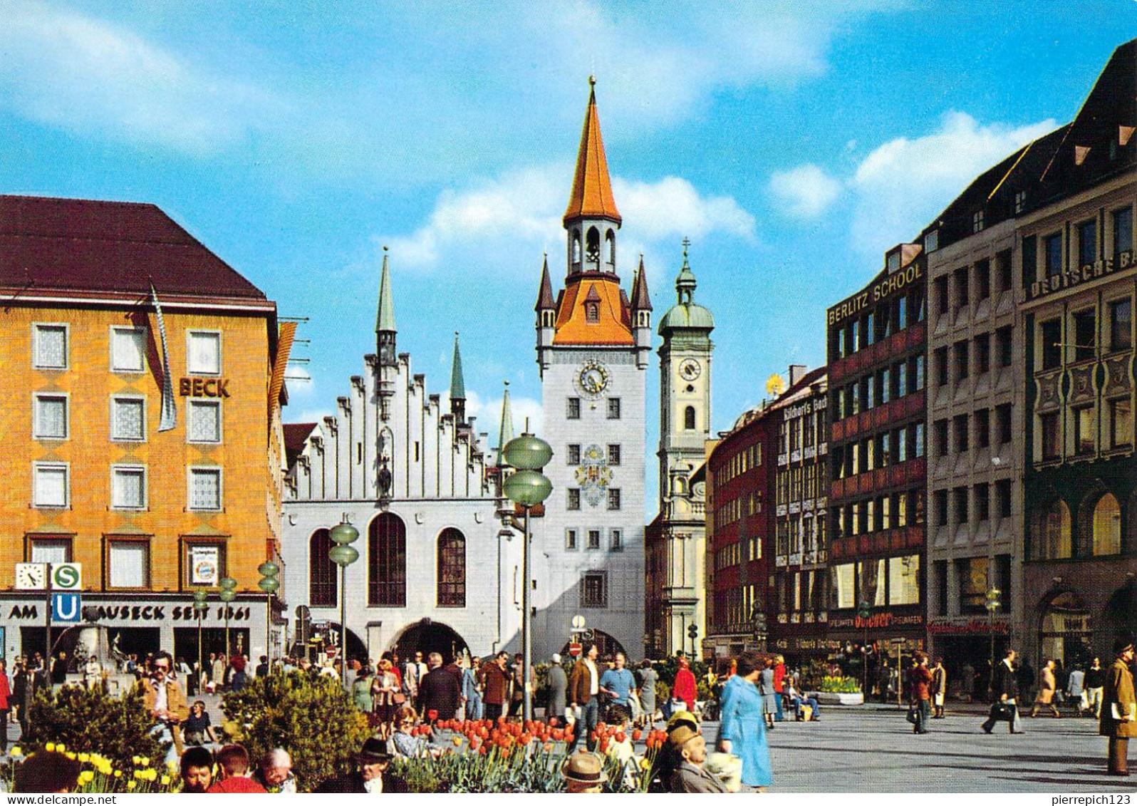 Münich - La Marienplatz Avec L'ancien Hôtel De Ville Et Vue Sur L'église Du Saint-Esprit - Muenchen