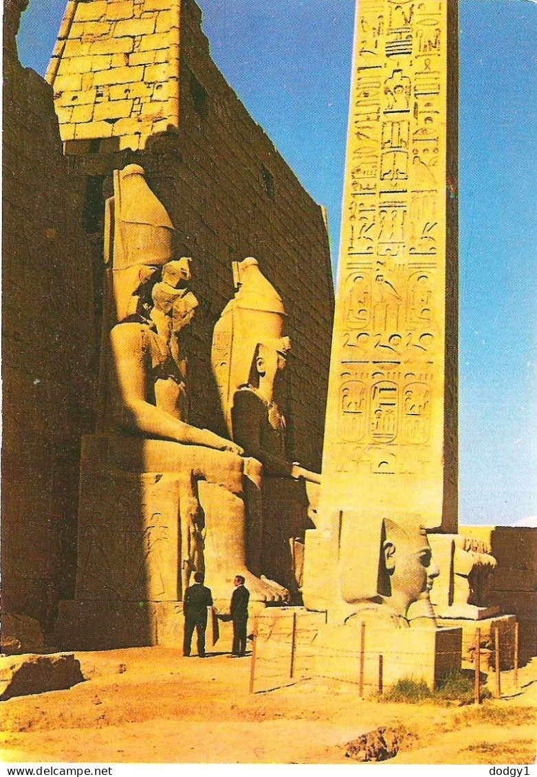 THE GREAT PYLON AND OBELISK, LUXOR TEMPLE, EGYPT. UNUSED POSTCARD Mm5 - Luxor