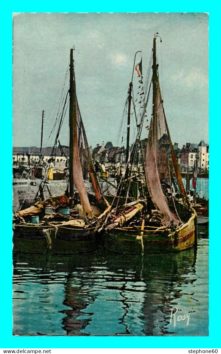 A732 / 451 Au Bord De La Mer Bateaux De Pêche - Fishing Boats