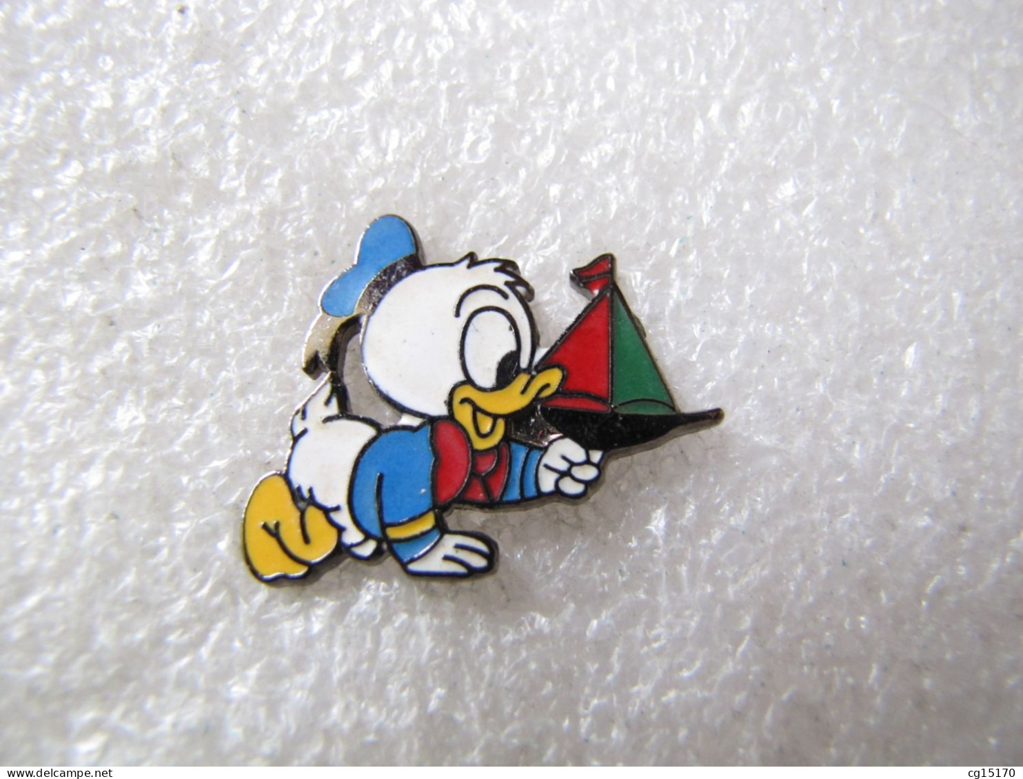 PIN'S    DISNEY   BEBE DONALD      Email Grand Feu  BATEAU - Disney