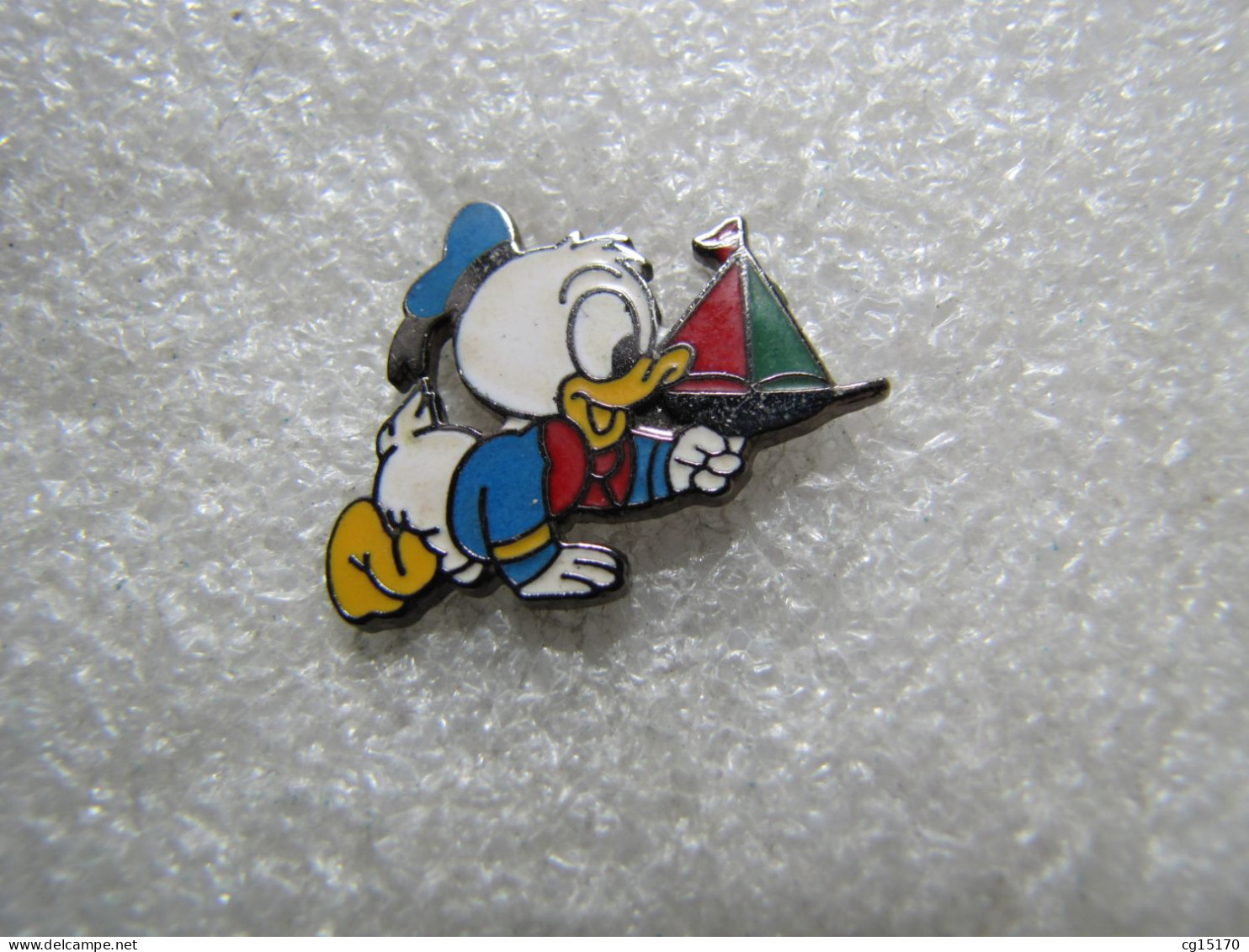 PIN'S    DISNEY   BEBE DONALD      Email Grand Feu  BATEAU - Disney