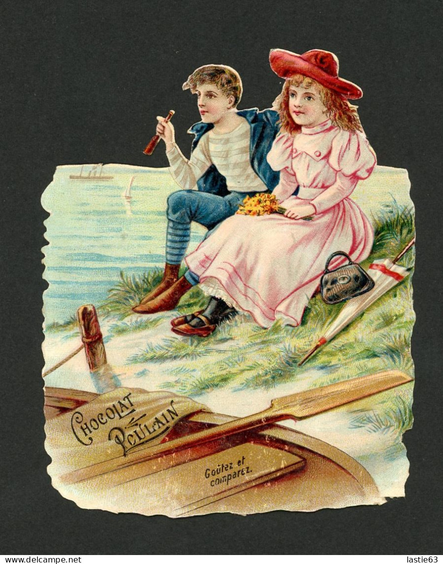 Chromo Découpi Chocolat Poulain  Enfants Bord De Mer Barque Longue Vue 11,5 X 9,5 Cm - Autres & Non Classés