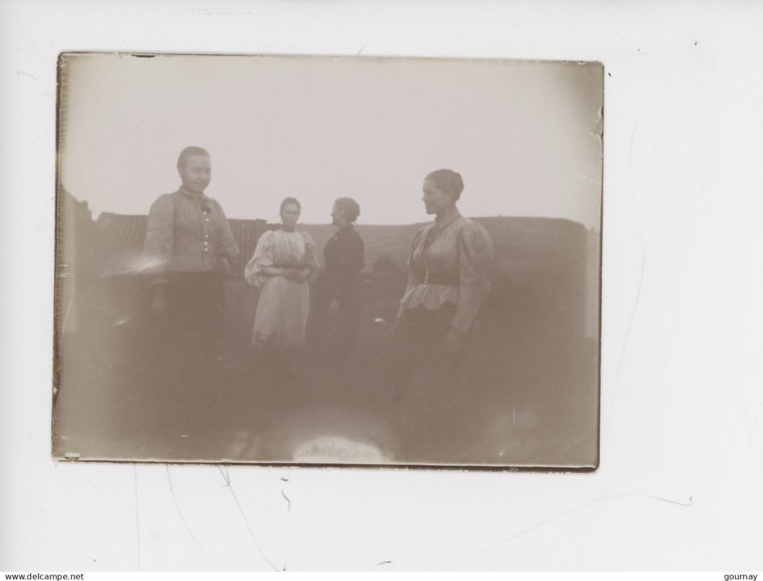 Photographie  "Aux Mauvaises Terres" La Mère, Louise, Maria Et Marie Vallet (12X9 Cm) Non Datée Voir Costumes - Autres & Non Classés