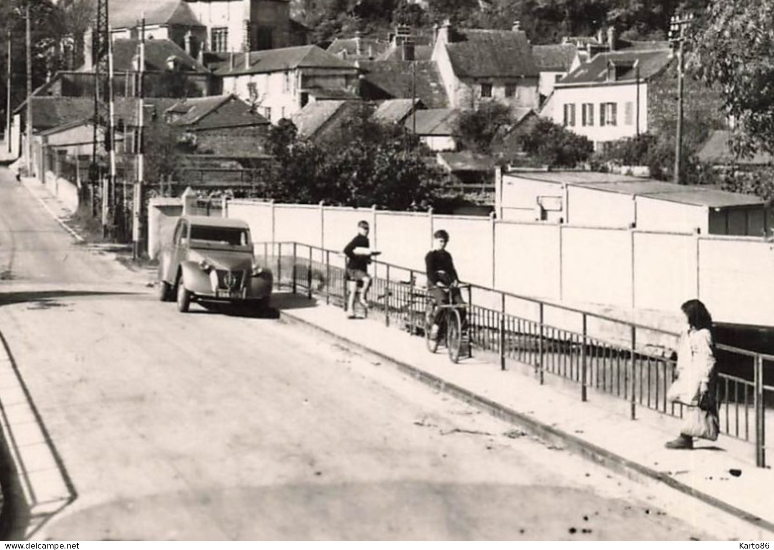 Ivry La Bataille * Un Coin Du Village Et Le Pont Henri IV * Automobile Citroën 2cv CITROEN * Enfants Villageois - Ivry-la-Bataille