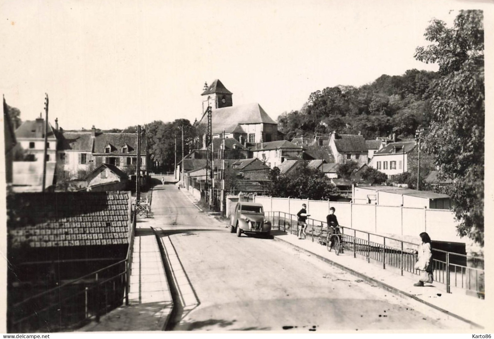 Ivry La Bataille * Un Coin Du Village Et Le Pont Henri IV * Automobile Citroën 2cv CITROEN * Enfants Villageois - Ivry-la-Bataille