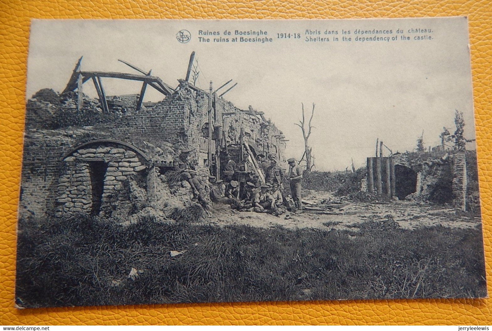 BOEZINGE  - BOESINGHE  - Puinen - Ruines - Abris Dans Les Dépendances Du Château  -  1919 - Ieper