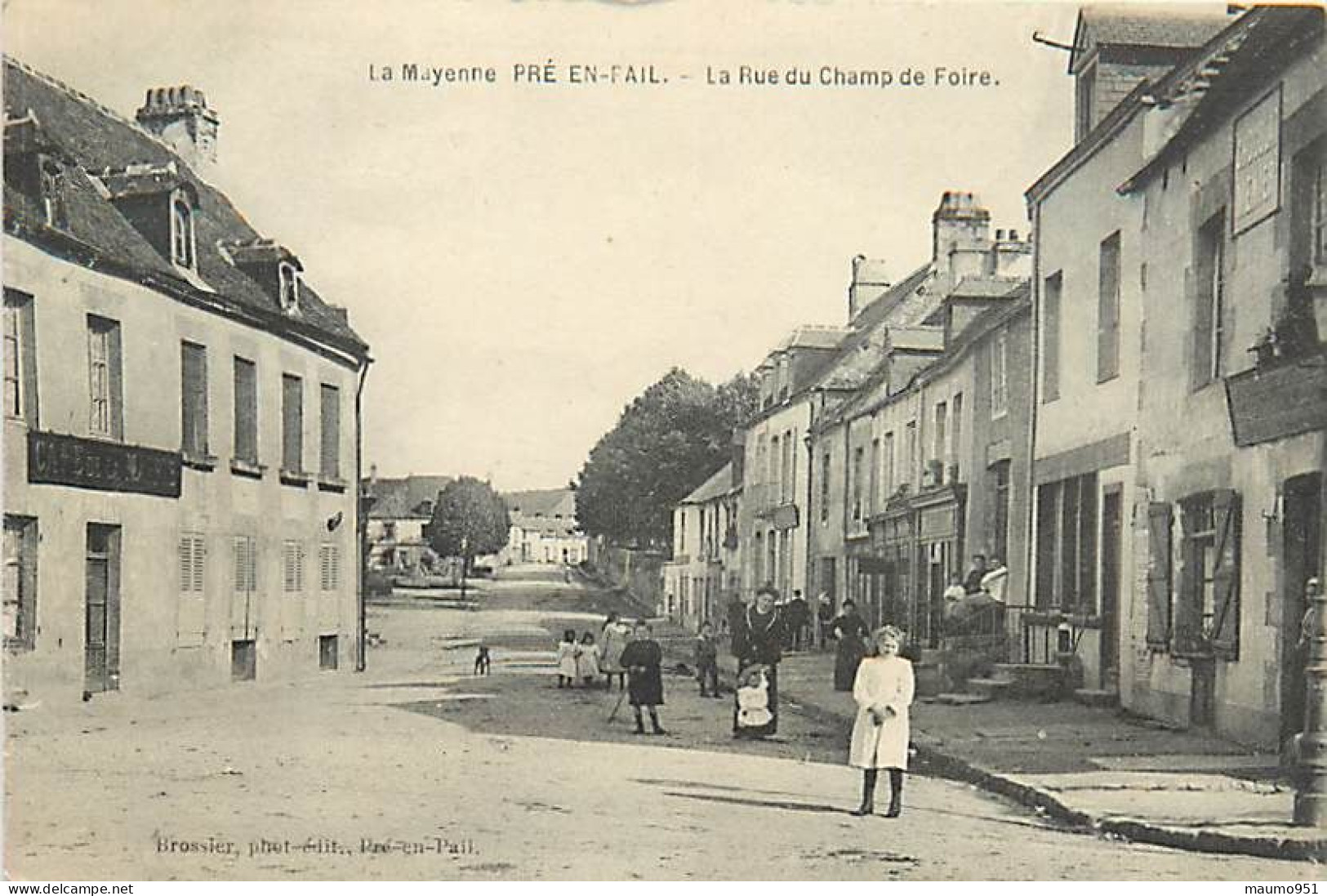 53 PRE EN PAIL - La Rue Du Champ De Foire - Pre En Pail