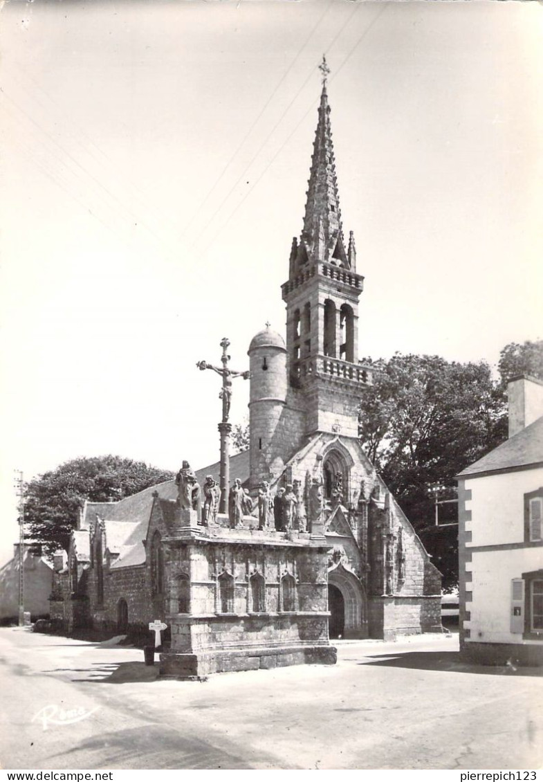 29 - Confort - L'Eglise (XVIe Siècle) Et Le Calvaire - Confort-Meilars