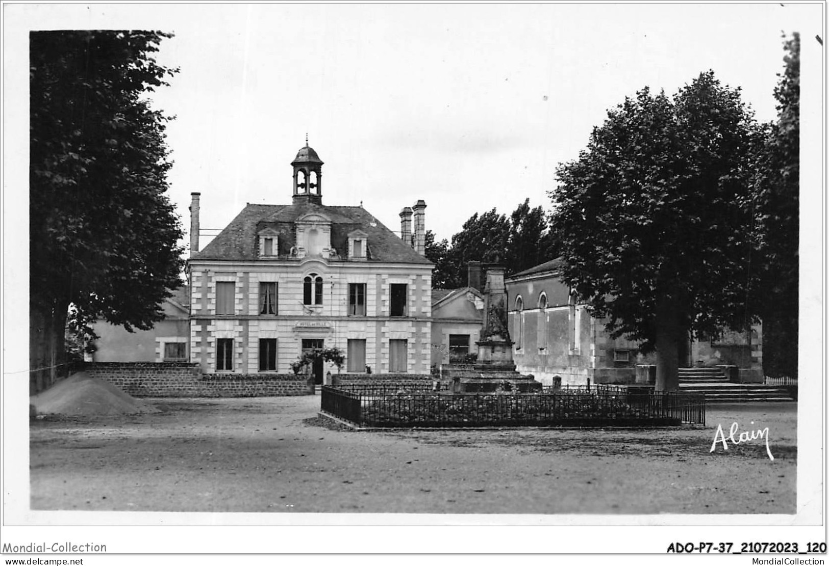 ADOP7-37-0660 - L'ILE-BOUCHARD - Place Bouchard - Hôtel De Ville Et Monument Aux Morts - L'Île-Bouchard
