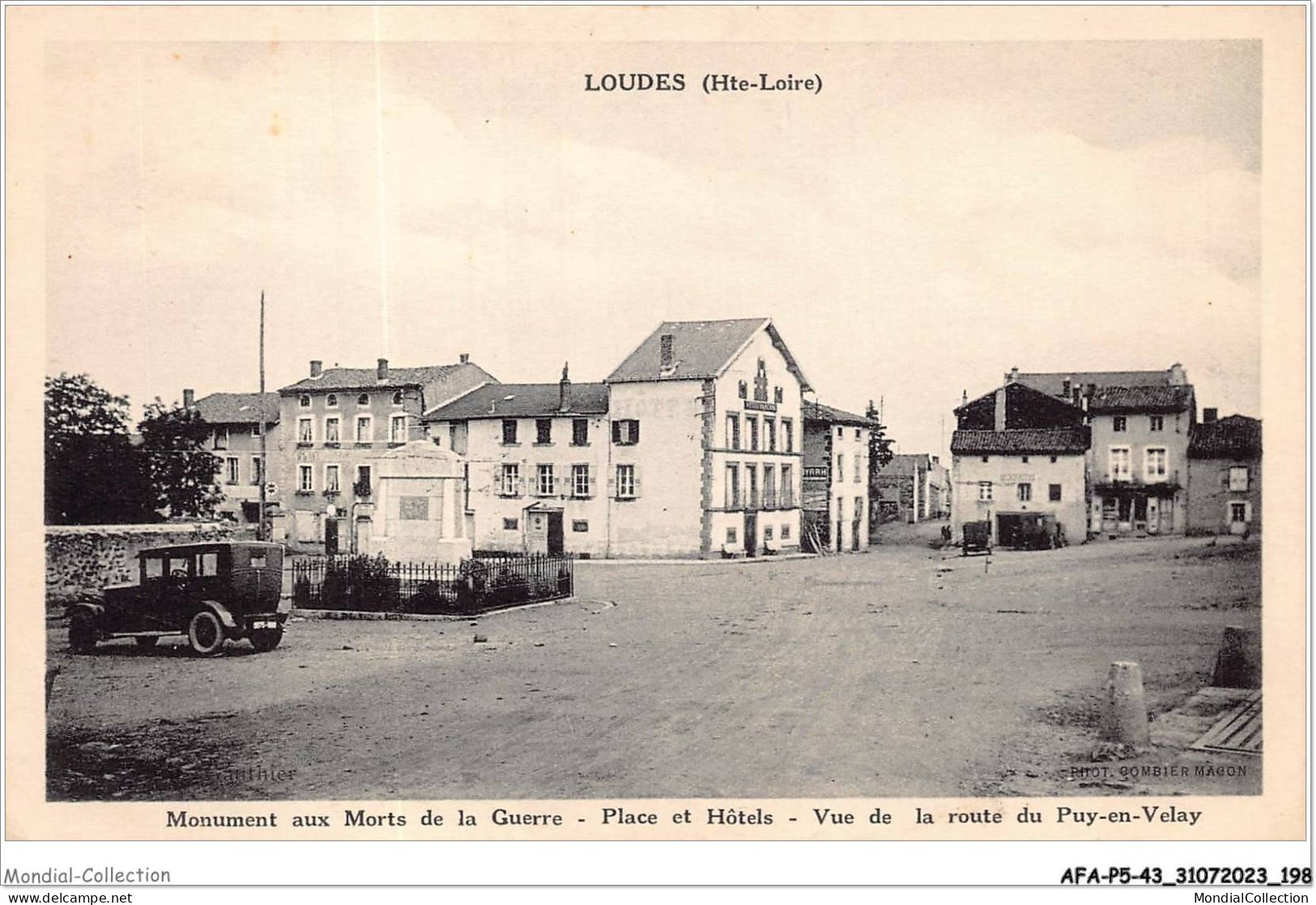 AFAP5-43-0536 - LOUDES - Monument Aux Morts De La Guerre - Place Et Hôtels - Vue De La Route Du Puy-en-velay - Loudes