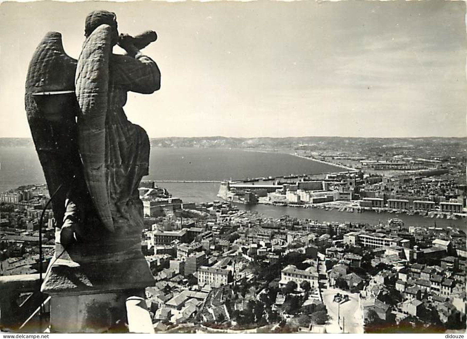 13 - Marseille - Basilique Notre-Dame De La Garde - Un Ange De La Plateforme De La Tour (œuvre De Lequesne) - Vue Du Por - Notre-Dame De La Garde, Funicolare E Vergine