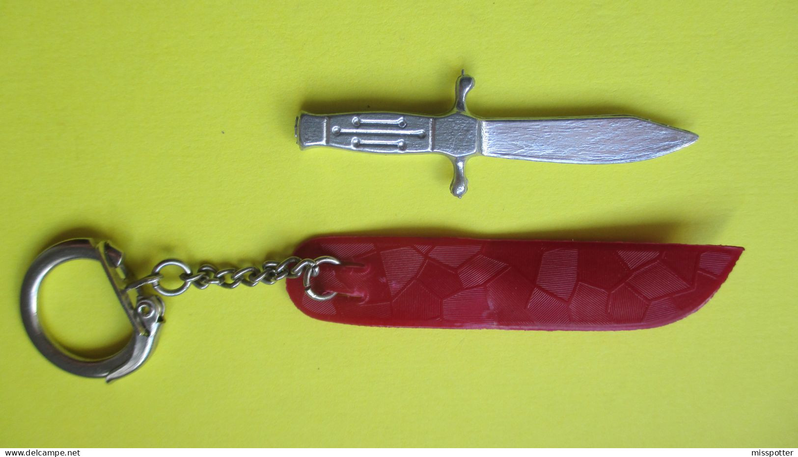 Porte Clé Années 60 Couteau Métal Avec Son étui ( Longueur Du Couteau 6 Cm. ) - Porte-clefs