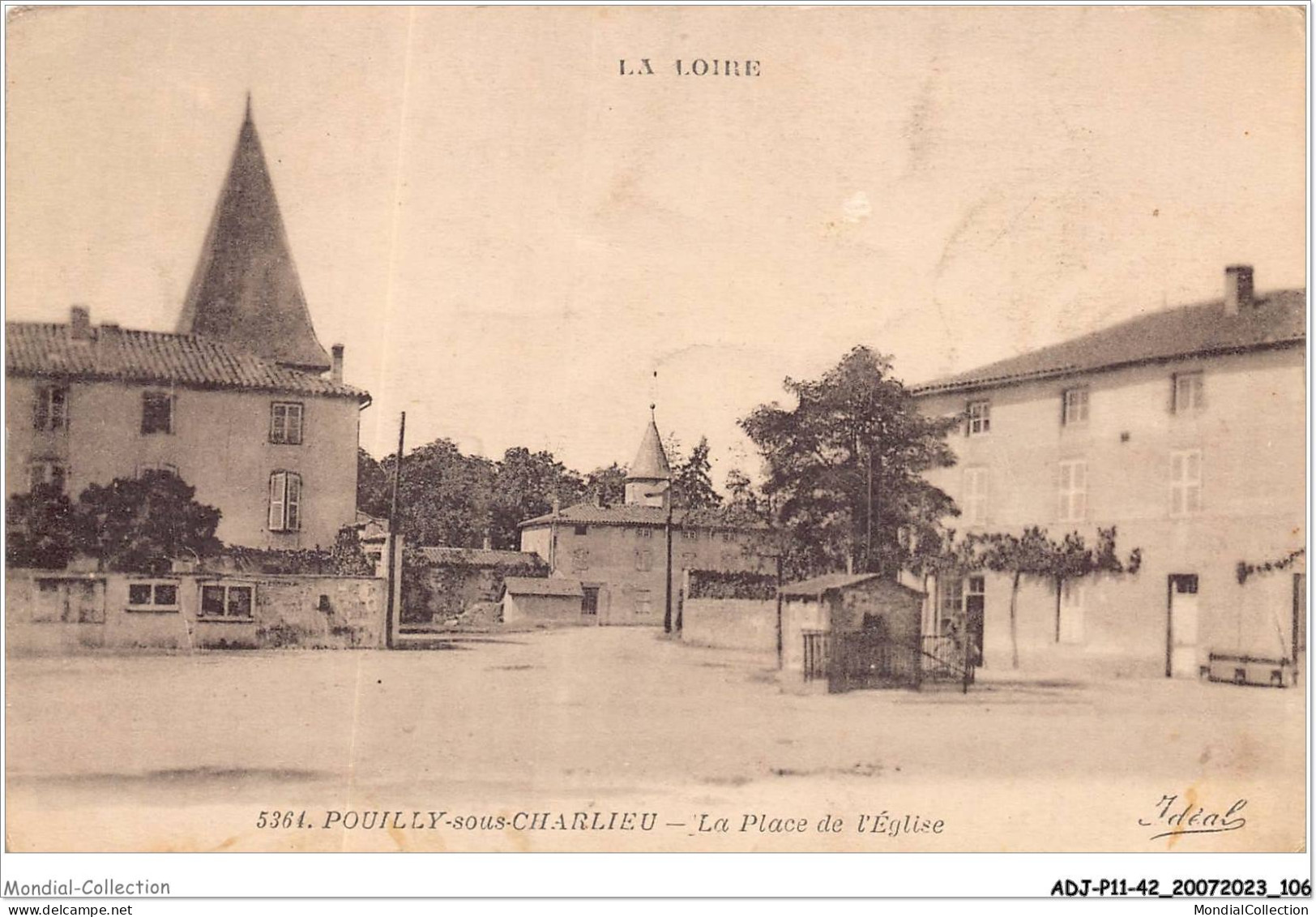 ADJP11-42-0948 - POUILLY-SOUS-CHARLIEU - La Place De L'eglise - Charlieu