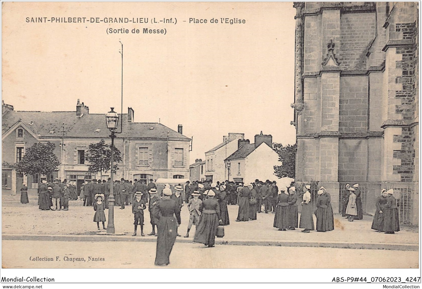 ABSP9-44-0861 - SAINT-PHILIBERT-DE-GRAND-LIEU - La Place De L'Eglise  - Saint-Philbert-de-Grand-Lieu