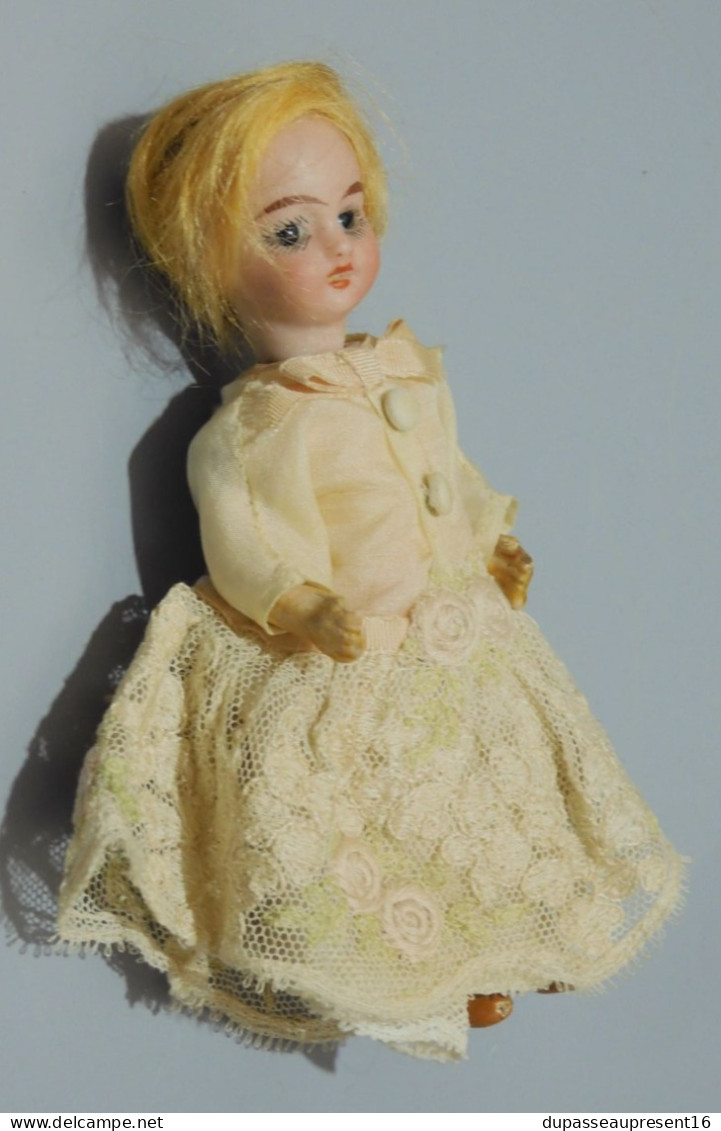 -POUPEE MIGNONETTE TETE BISCUIT/PORCELAINE YEUX VERRE Fixes Jus De Grenier    E - Poupées