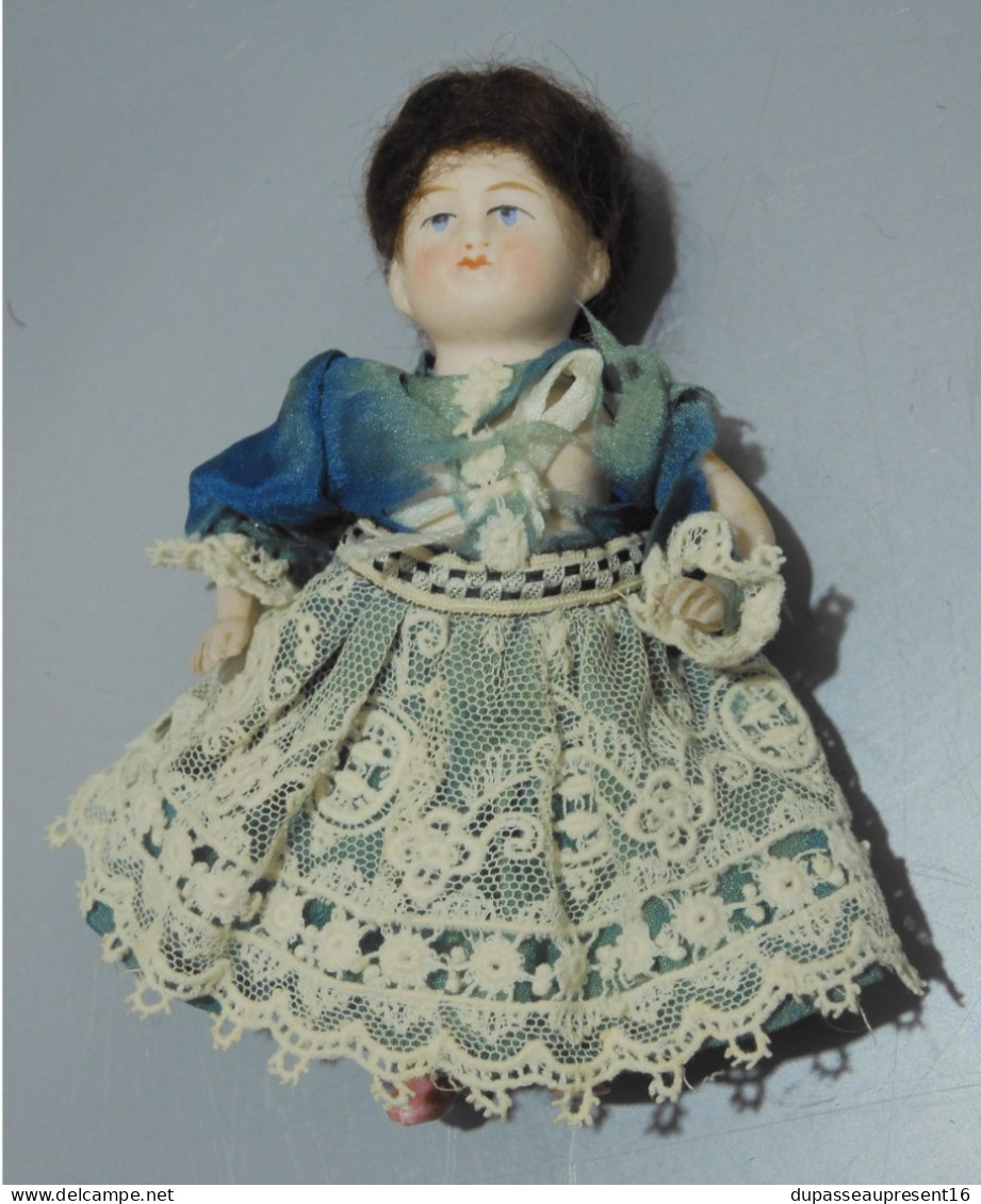 -POUPEE MIGNONETTE PORCELAINE/BISCUIT YEUX PEINTS BLEUS VITRINE Jus De Grenier    E - Puppen