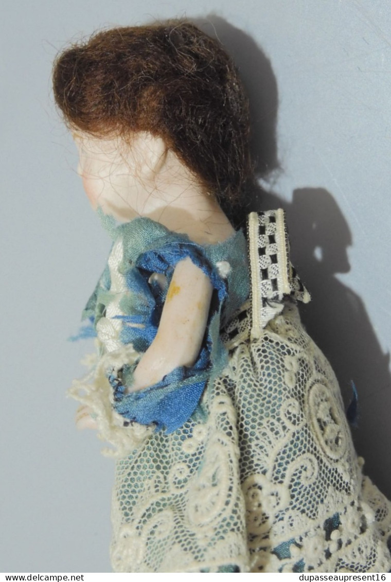 -POUPEE MIGNONETTE PORCELAINE/BISCUIT YEUX PEINTS BLEUS VITRINE Jus De Grenier    E - Dolls