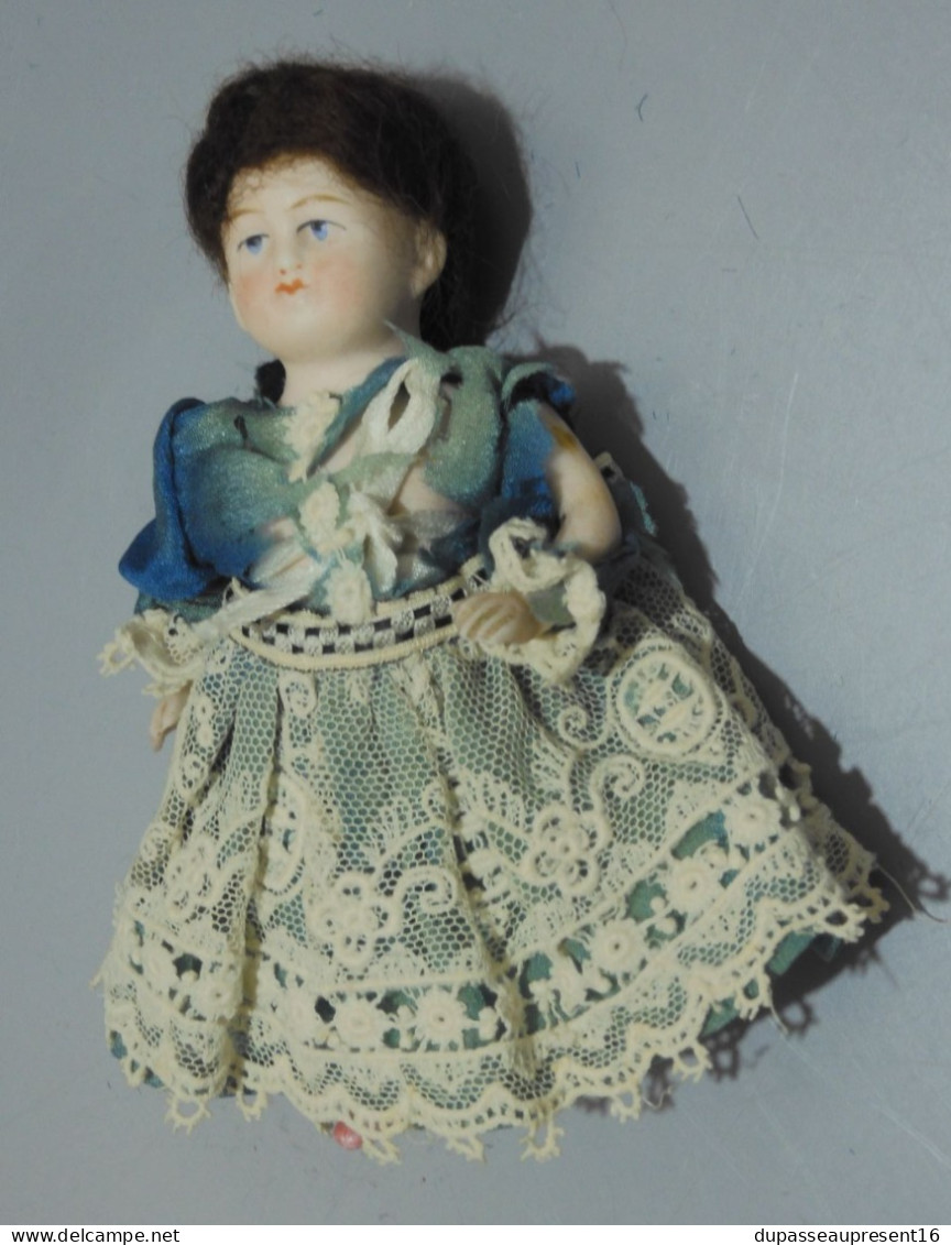 -POUPEE MIGNONETTE PORCELAINE/BISCUIT YEUX PEINTS BLEUS VITRINE jus de grenier    E